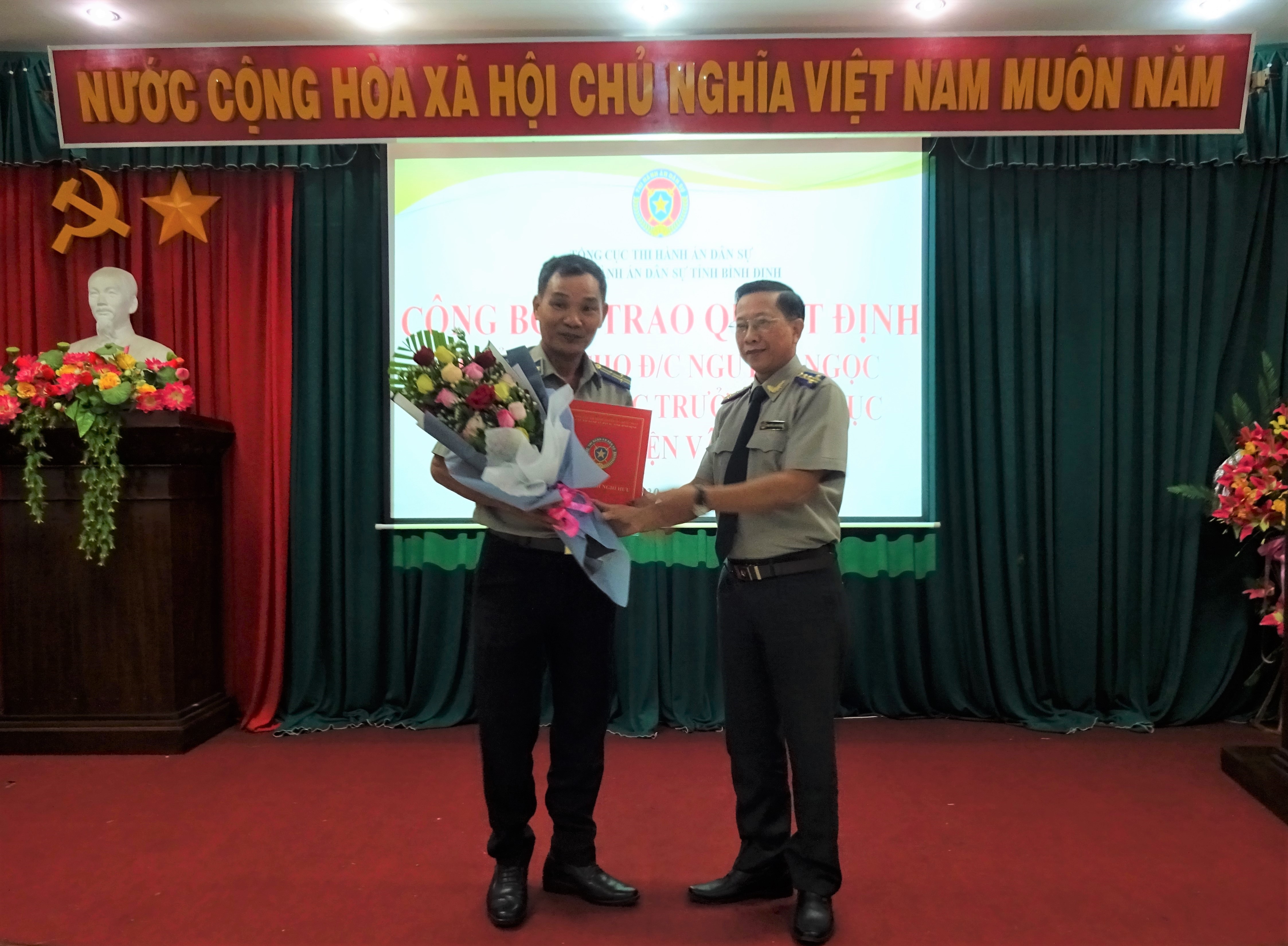 Cục THADS tỉnh trao quyết định nghỉ hưu đối với  Chi cục trưởng Chi cục THADS huyện Vân Canh
